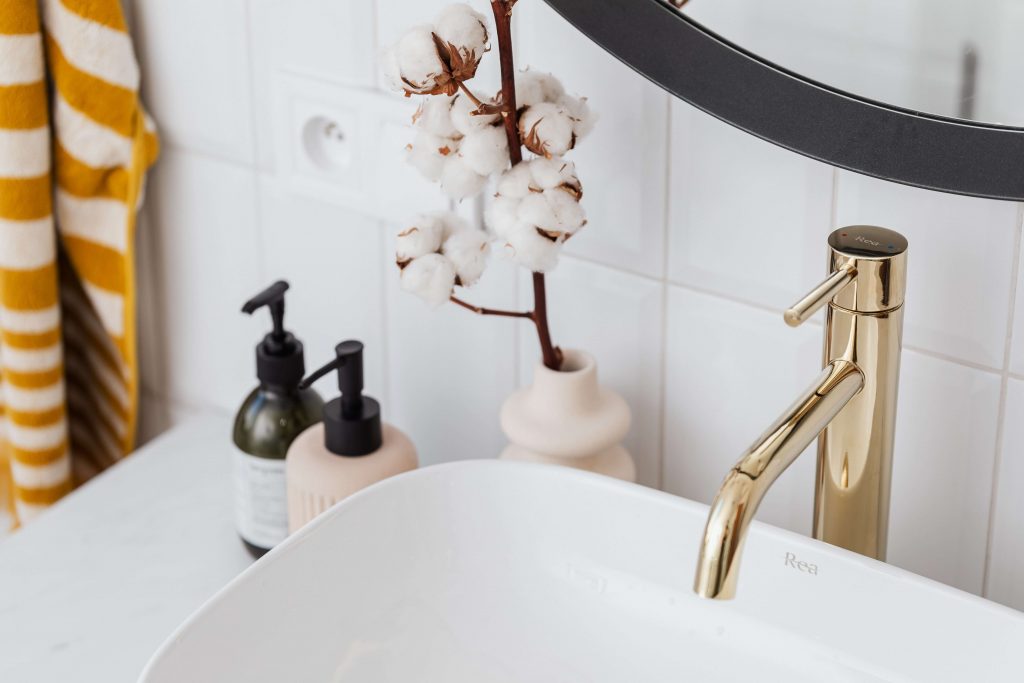 Foto door Karolina Grabowska: https://www.pexels.com/nl-nl/foto/kraan-zinken-spaninrichting-waterkraan-4194851/