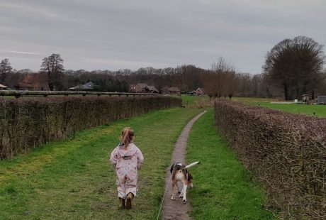 Kind leren een huisdier te verzorgen